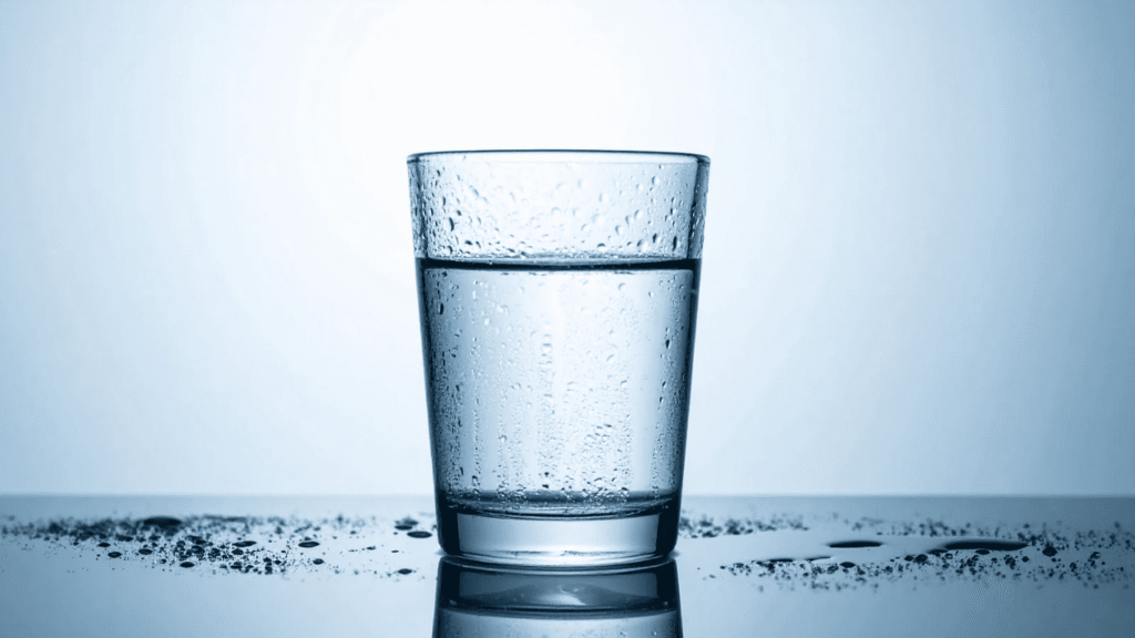 水分補給の重要性を示すコップ一杯の水のイメージ