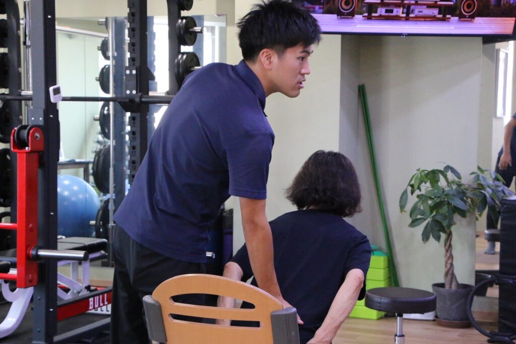 理学療法士が姿勢と動作を確認しながら個別指導を行う整体の様子｜金沢区・京急富岡