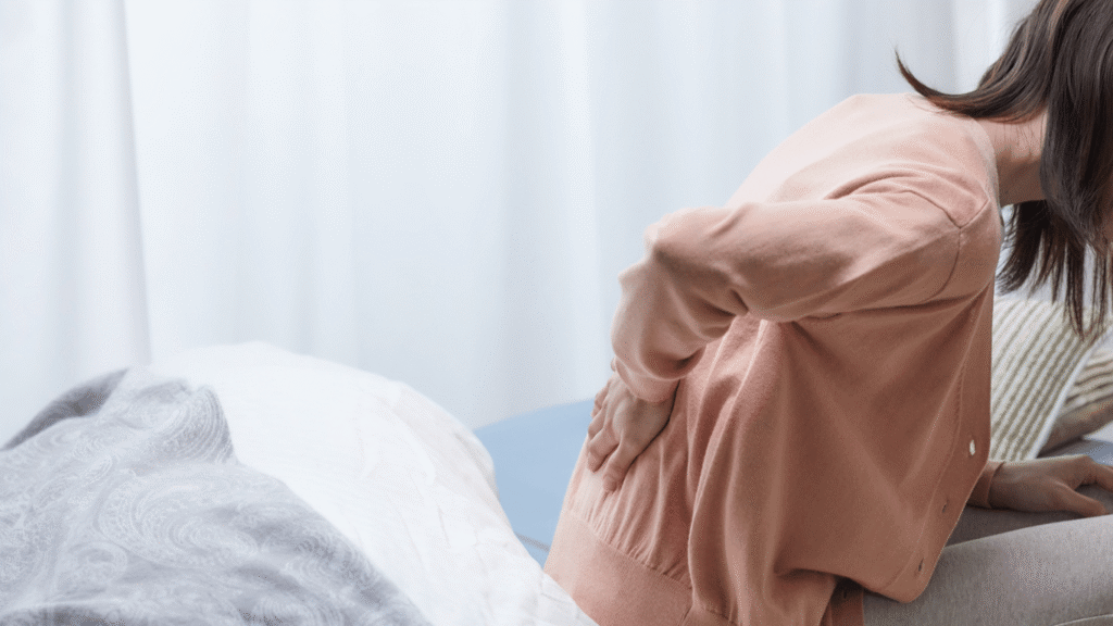 年末年始の運動不足で腰に痛みを感じる女性｜金沢区・京急富岡