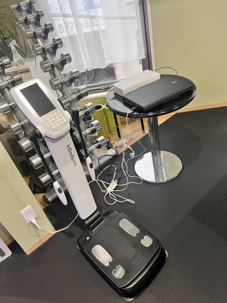 金沢区京急富岡の整体CORETで使用している体組成計InBodyによる身体測定の様子