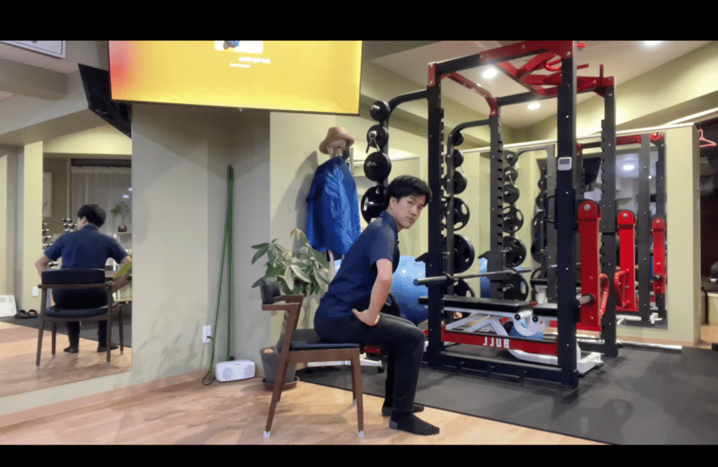 椅子からの立ち上がり第1段階｜股関節から身体を前へ移動する動作