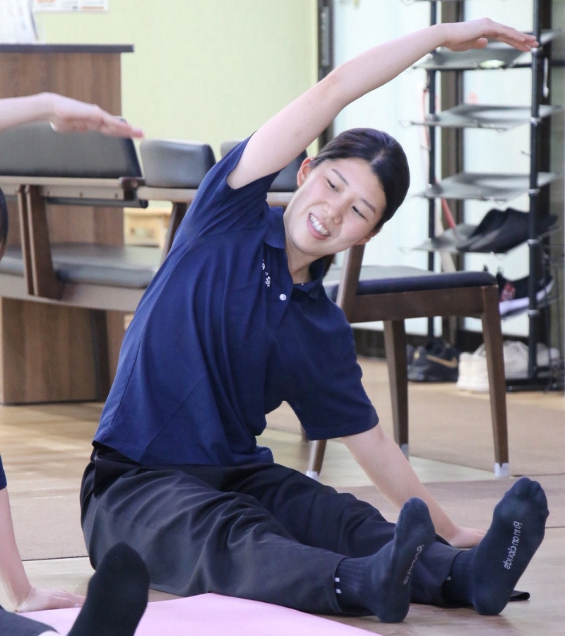 理学療法士髙木がピラティスレッスンを指導している様子【金沢区京急富岡CORET】