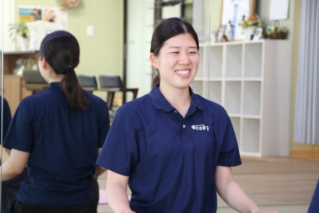 CORETのスタジオ内で笑顔を見せる理学療法士・髙木愛実